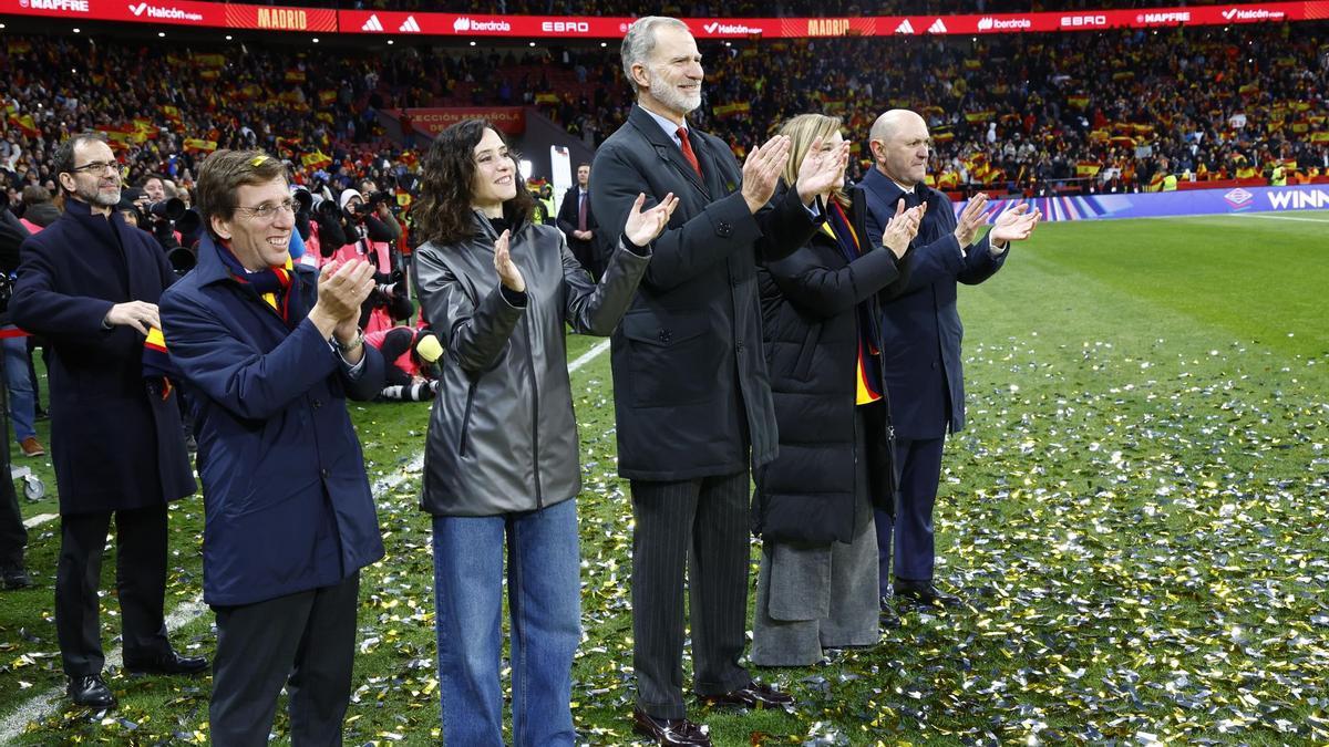 Ayuso, Almeida y Felipe VI celebran la victoria de la Selección Femenina ante Alemania en el Metropolitano