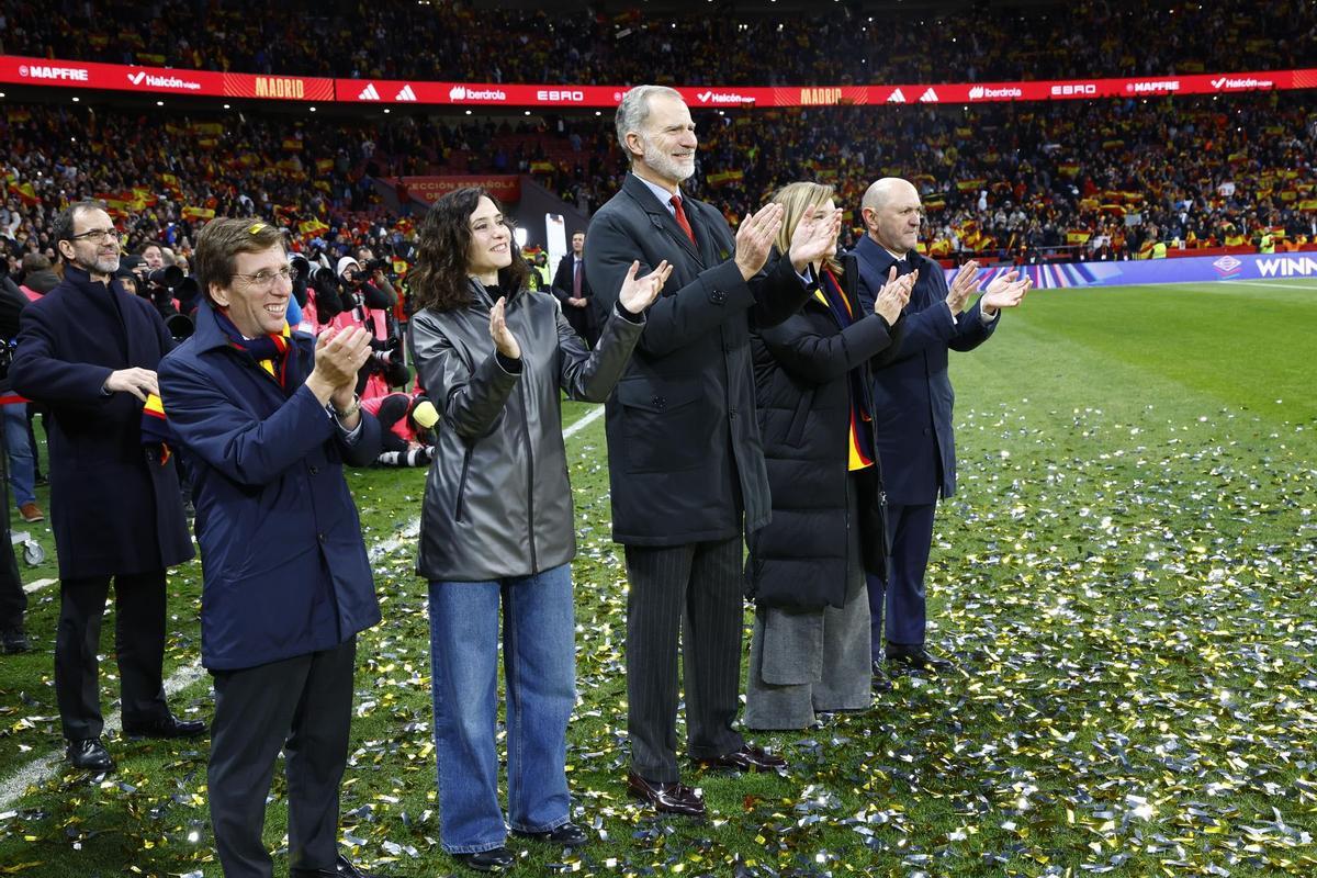 Ayuso, Almeida y Felipe VI celebran la victoria de la Selección Femenina ante Alemania en el Metropolitano