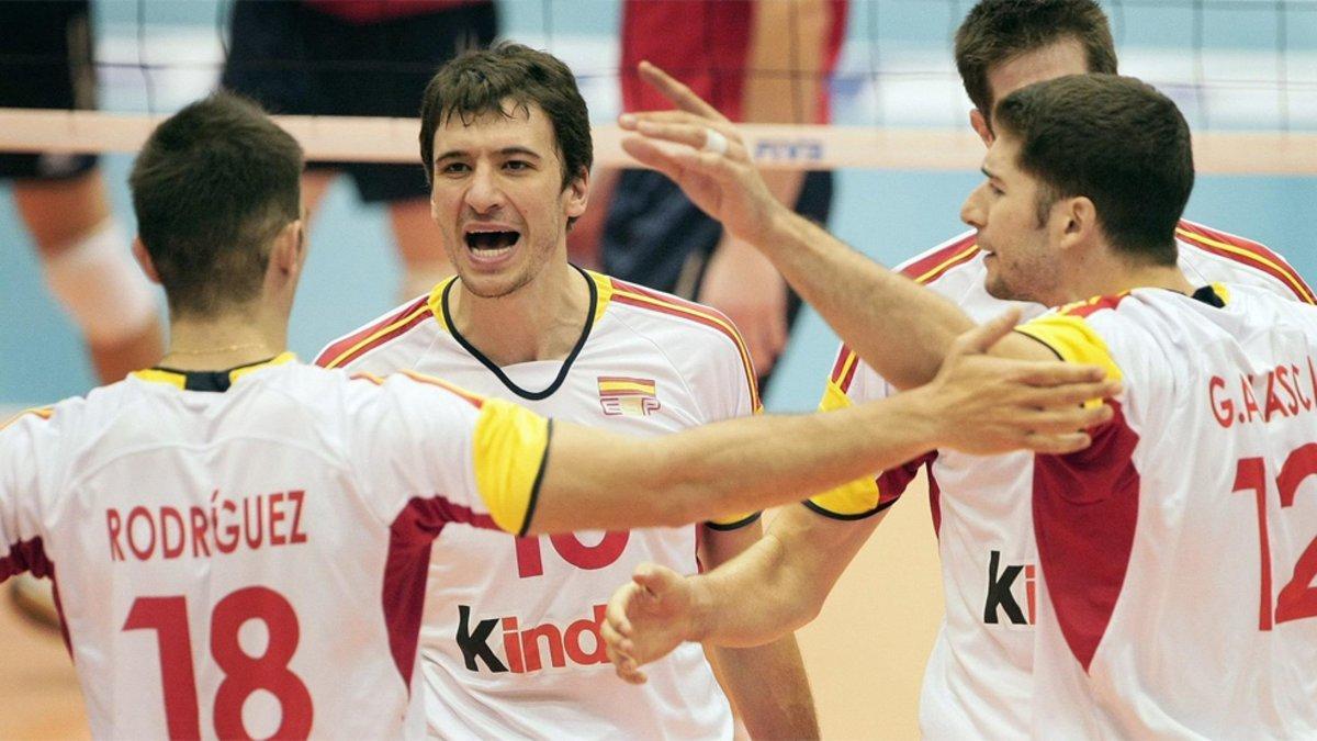 Israel Rodríguez (18), Miguel Ángel Falasca (10) y Guillermo Falasca (12) celebran el triunfo de España sobre Estados Unidos en el Mundial de 2007 de voleibol disputada en Japón