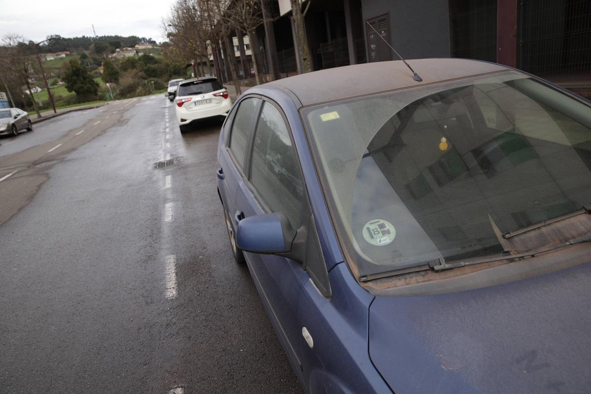 Coches llenos de polvo.