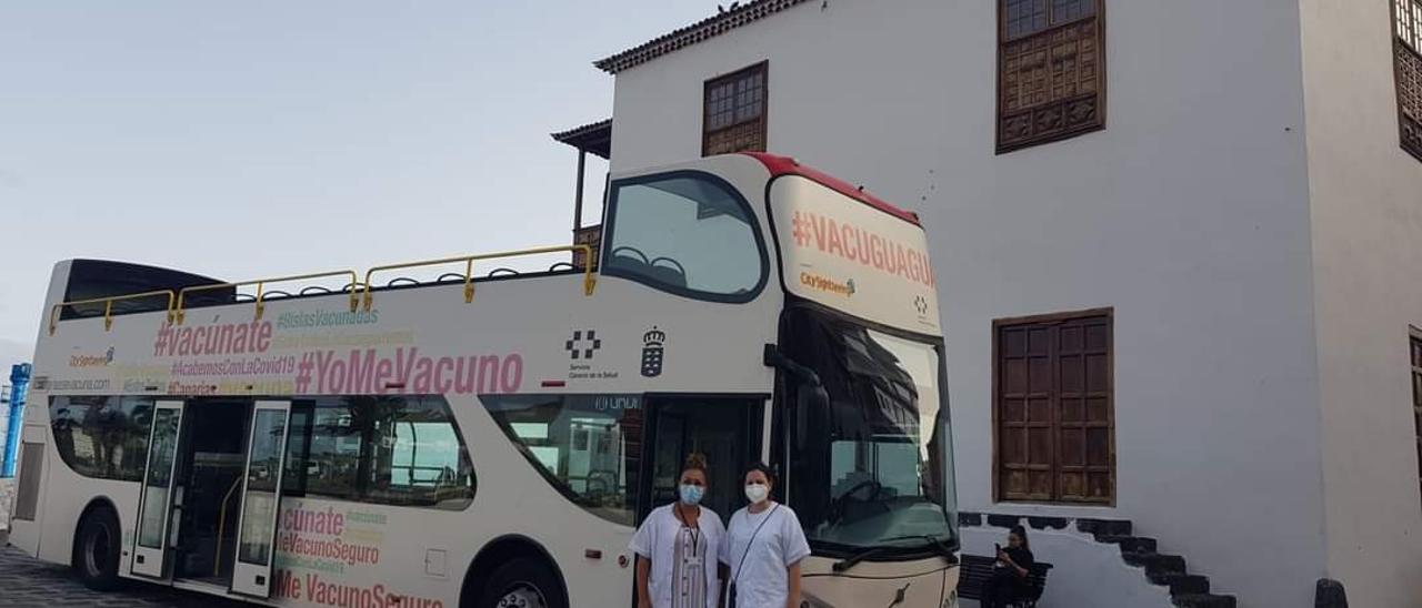 La &#039;vacuguagua&#039; continúa vacunando contra el covid en Canarias.