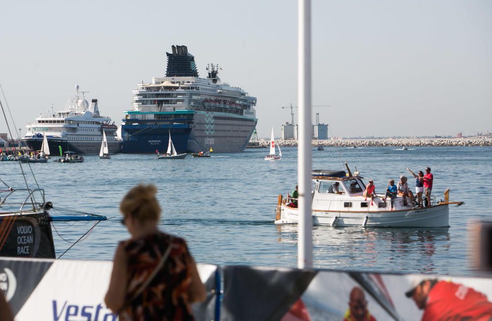 Miles de personas se dan cita en el Village del Puerto de Alicante para disfrutar del estreno de la competición