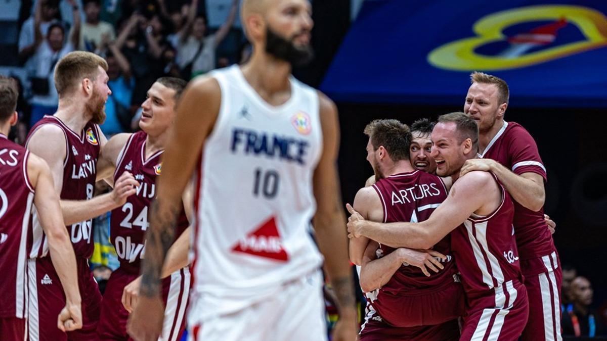 Los jugadores de Letonia celebran la victoria ante Francia.