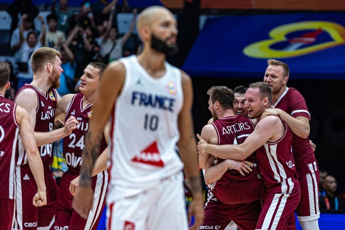 Los jugadores de Letonia celebran la victoria ante Francia.
