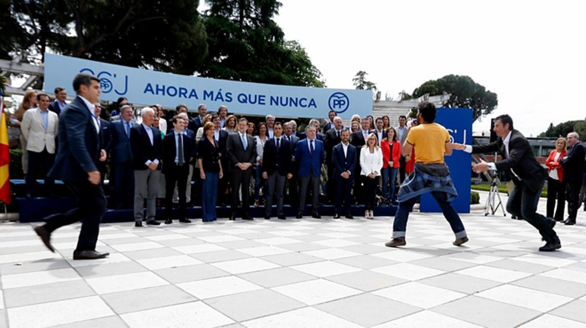 Un joven protesta durante la presentación de los candidatos del PP en las próximas elecciones generales