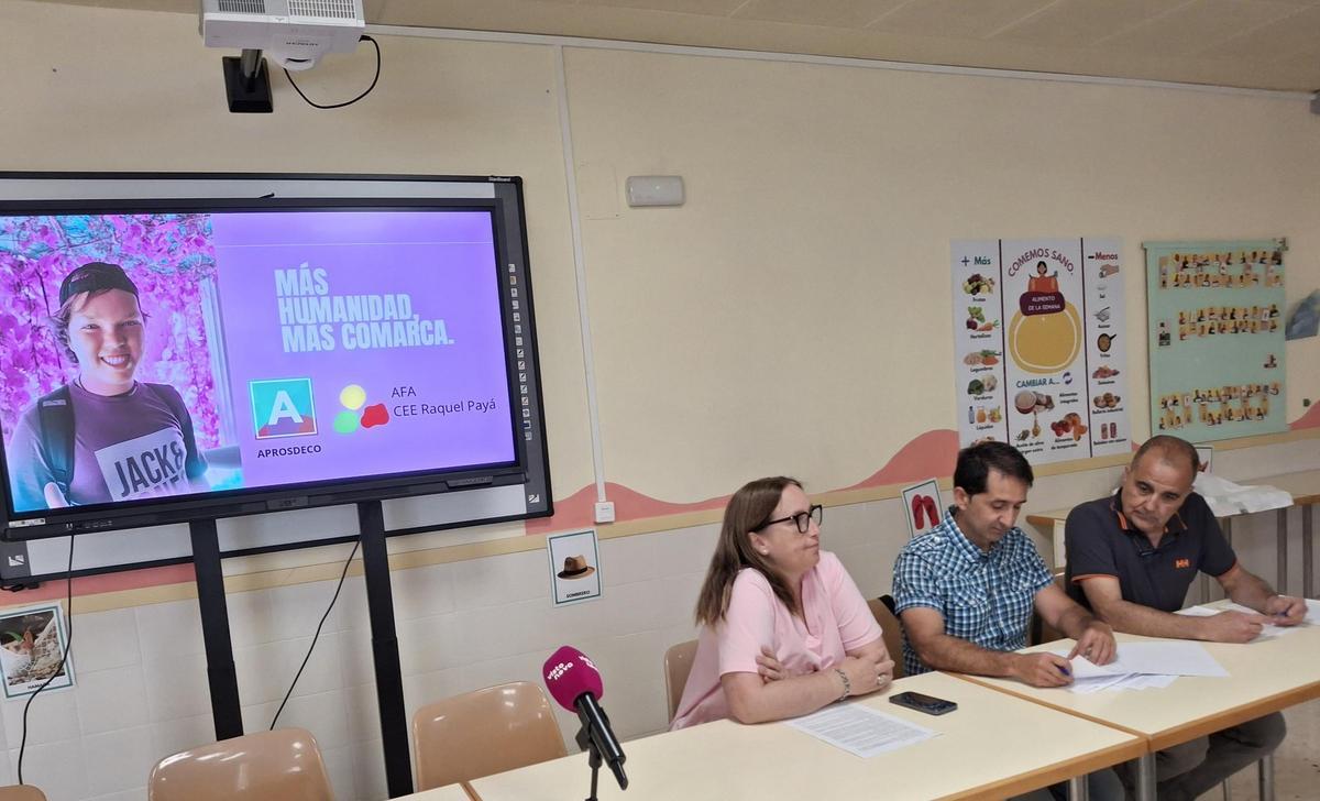 Representantes de Aprosdeco y de las familias del colegio Raquel Payá.