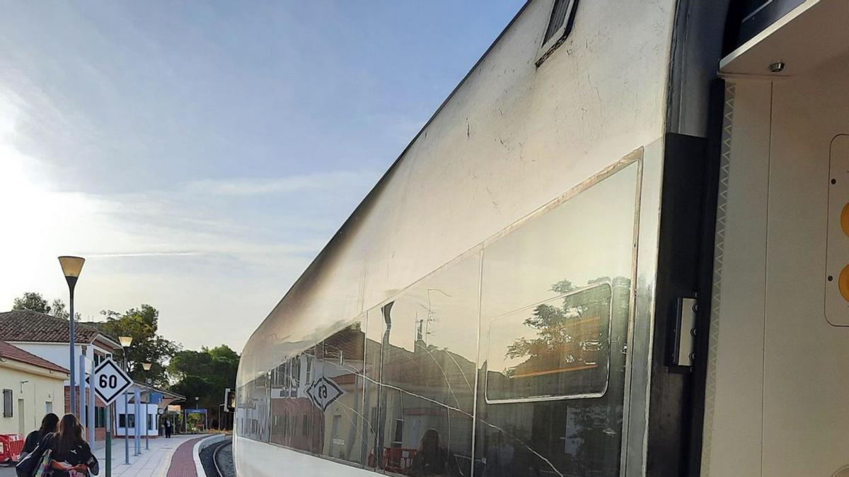 Viajeros subiendo a un convoy en la estación de Cariñena. | SERVICIO ESPECIAL