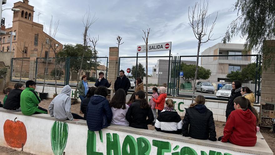 Alfara entrega diez árboles para al CEIP Anna Lluch que crecerán junto a los niños