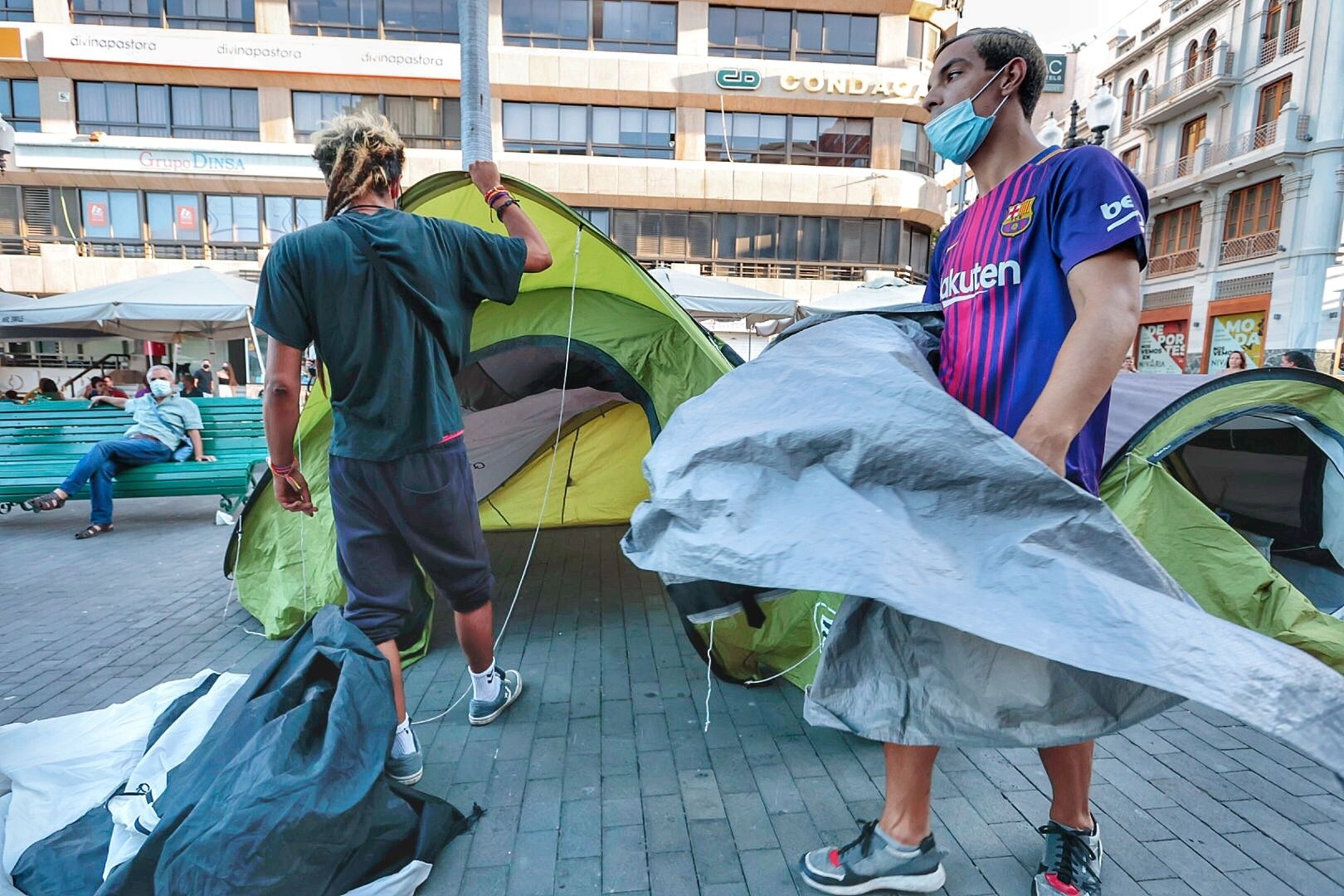 Traslado de la acampada de la plataforma antidesahucios en Santa Cruz