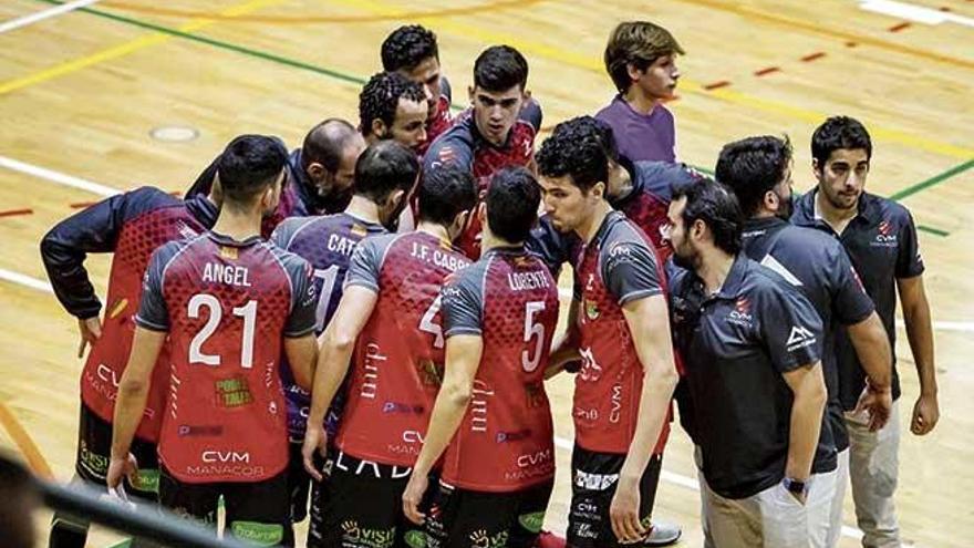 Los jugadores del ConectaBalear Manacor durante el tiempo muerto de un partido.