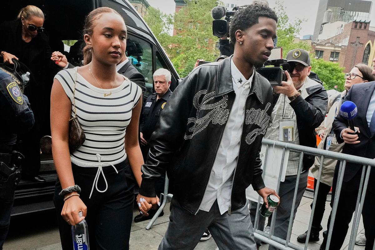 Chance Combs, left, and Christian "King" Combs, arrive at Federal Court after the lunch break in the Sean "Diddy" Combs trial, in New York, Tuesday, May 13, 2025. (AP Photo/Richard Drew) Associated Press/LaPresse. EDITORIAL USE ONLY/ONLY ITALY AND SPAIN