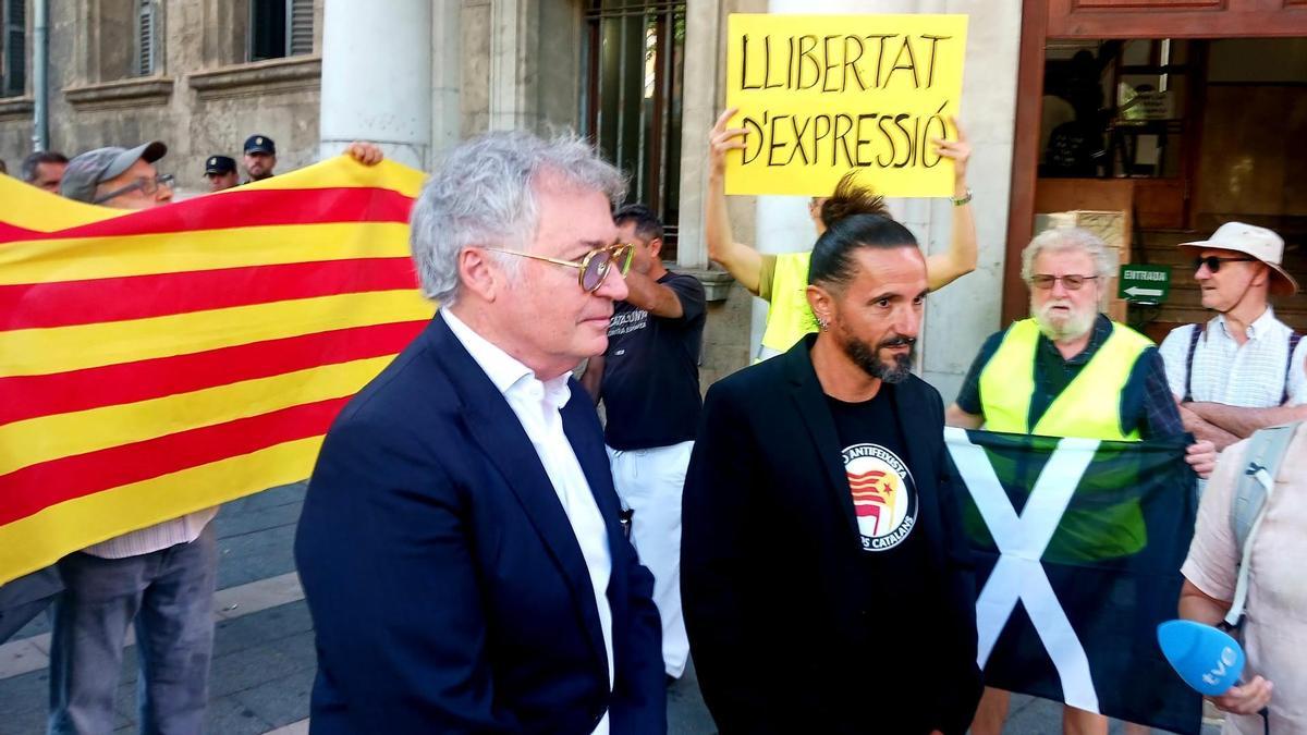 El expresidente del Parlament, Balti Picornell (derecha), junto a su abogado, esta mañana frente a los juzgados de Palma.