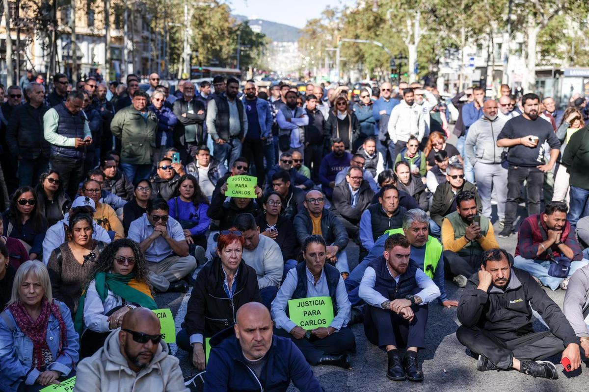 Marcha lenta de taxistas en Barcelona por la muerte de un compañero