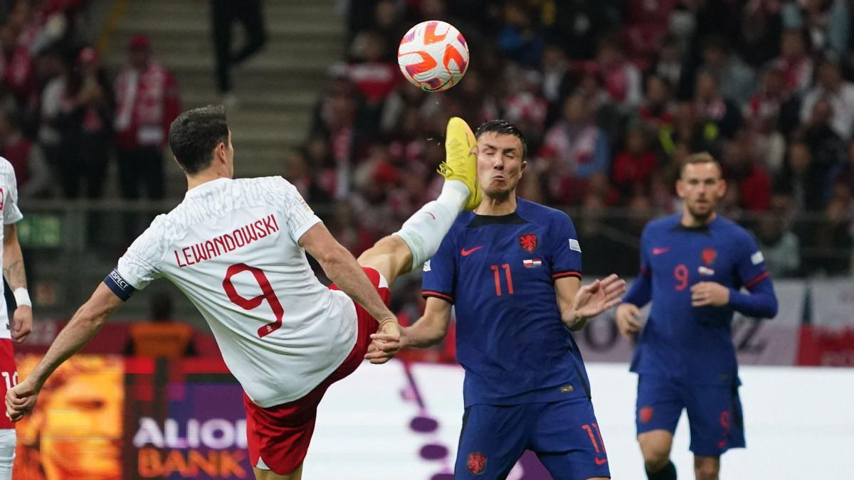 Lewandowski intenta controlar el balón en el Polonia-Países Bajos en Varsovia.