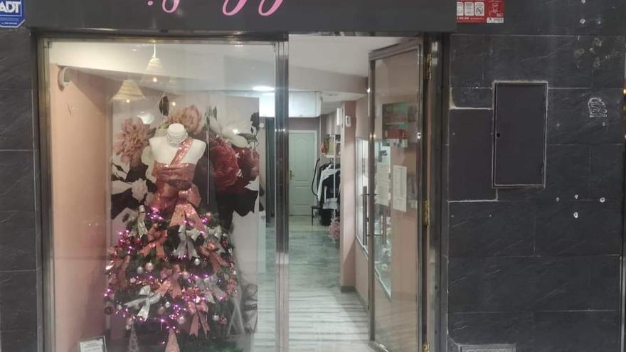 Adorno navideño en forma de vestido, presentado por Ragazza&#039;m