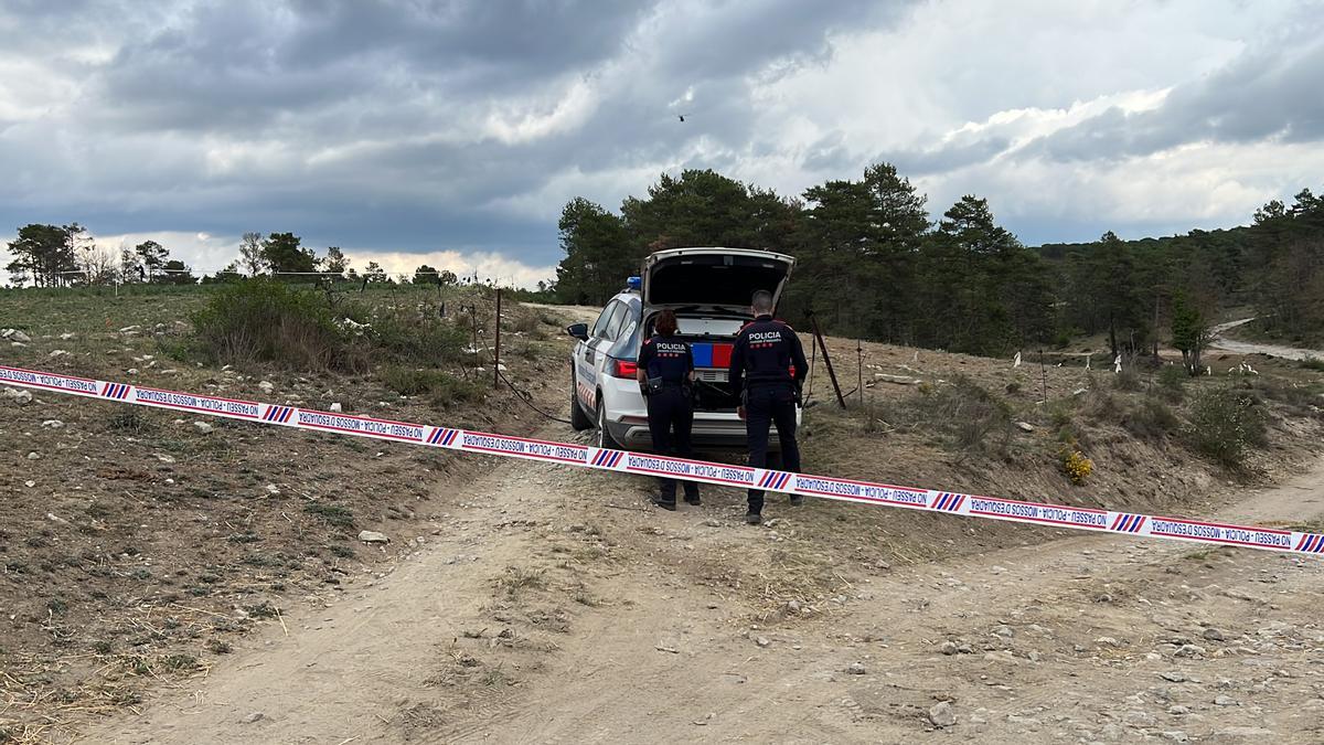 Una cinta dels Mossos i un vehicle policial impedeix l'accés a la zona de l'accident. | Mar Martí