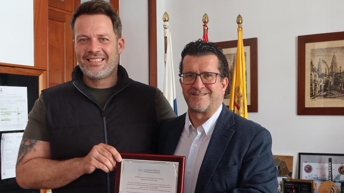 Aníbal Falcón y Juan Jesús Facundo, con la placa del reconocimiento.