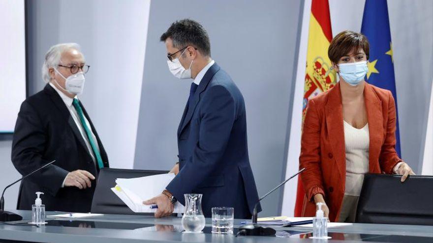La portavoz del Gobierno, Isabel Rodríguez, con los titulares de la Presidencia, Félix Bolaños (c), y Universidades, Manuel Castells (i), este 31 de agosto de 2021 tras la reunión del Consejo de Ministros, en la Moncloa.