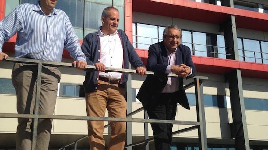 Ernesto Pimentel, Miguel de Aguilera y José Ángel Narváez, posan antes de iniciar el debate en Industriales.