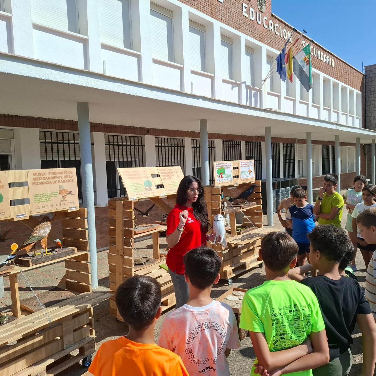 El Museo Itinerante de Mediomabiente de la Provincia de Badajoz, en una de las visitas a un centro educativo.