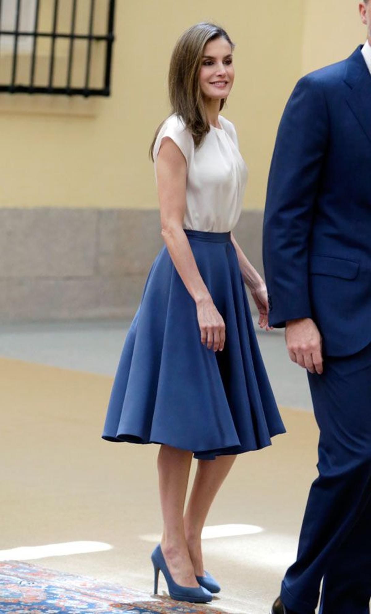 El look de Letizia Ortiz con falda midi azul de Felipe Varela