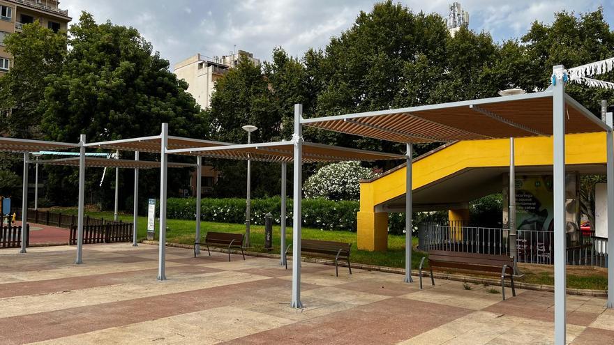 Cort completa la instalación de la pérgola de la plaza de los Patines de Palma