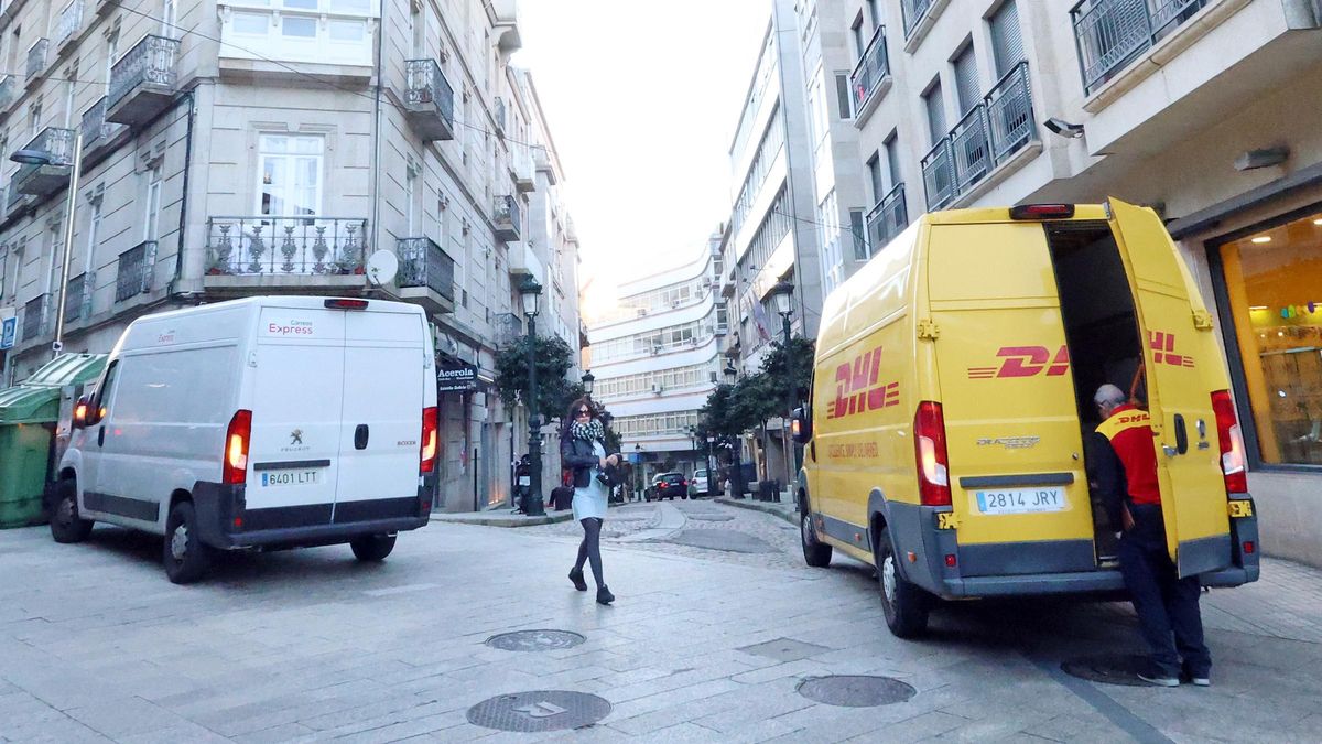 Furgonetas en el centro de Vigo.
