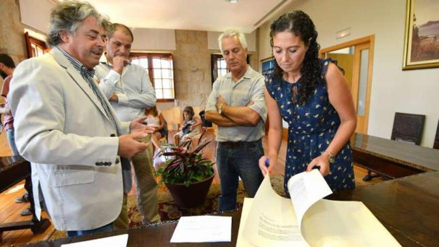 El alcalde presidió la entrega del facsímil por parte de la Asociación Cristóbal Colón Galego. // G.S
