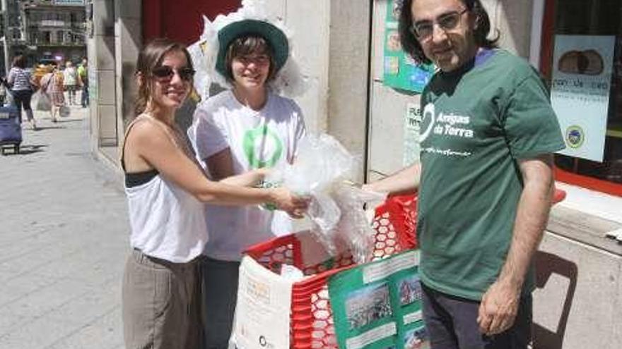 Amigos da Terra y Sustinea, ayer frente a un súper. // I. O.