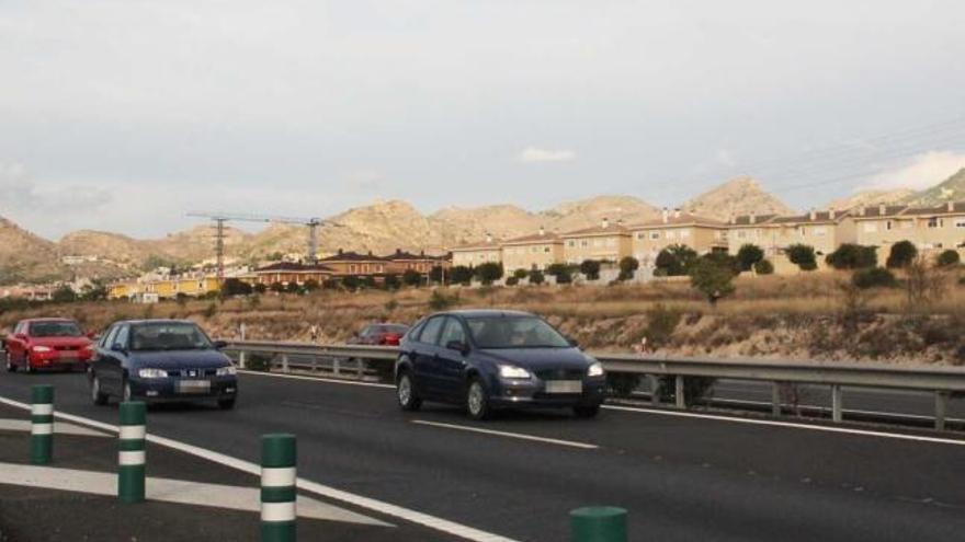 La autovía de Madrid a su paso por Petrer en una imagen donde se aprecia la zona residencial de Salinetas.