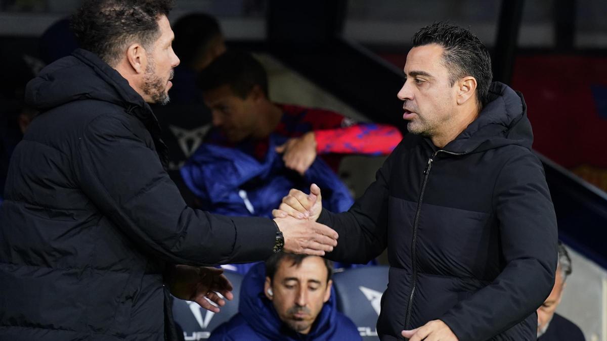 Diego Pablo Simeone y Xavi se saludan en el inicio de partido