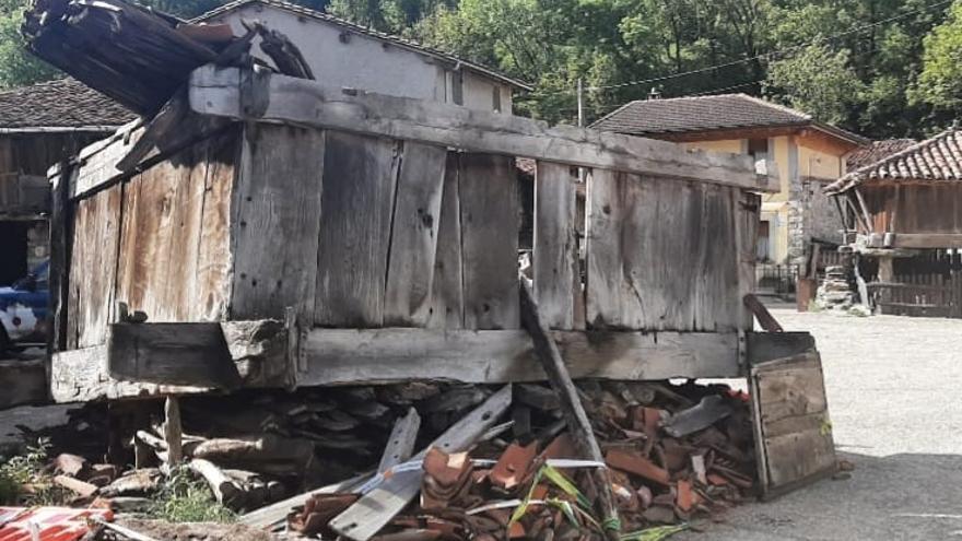 Los restos del hórreo derribado en Caso, vigilados para evitar expolios
