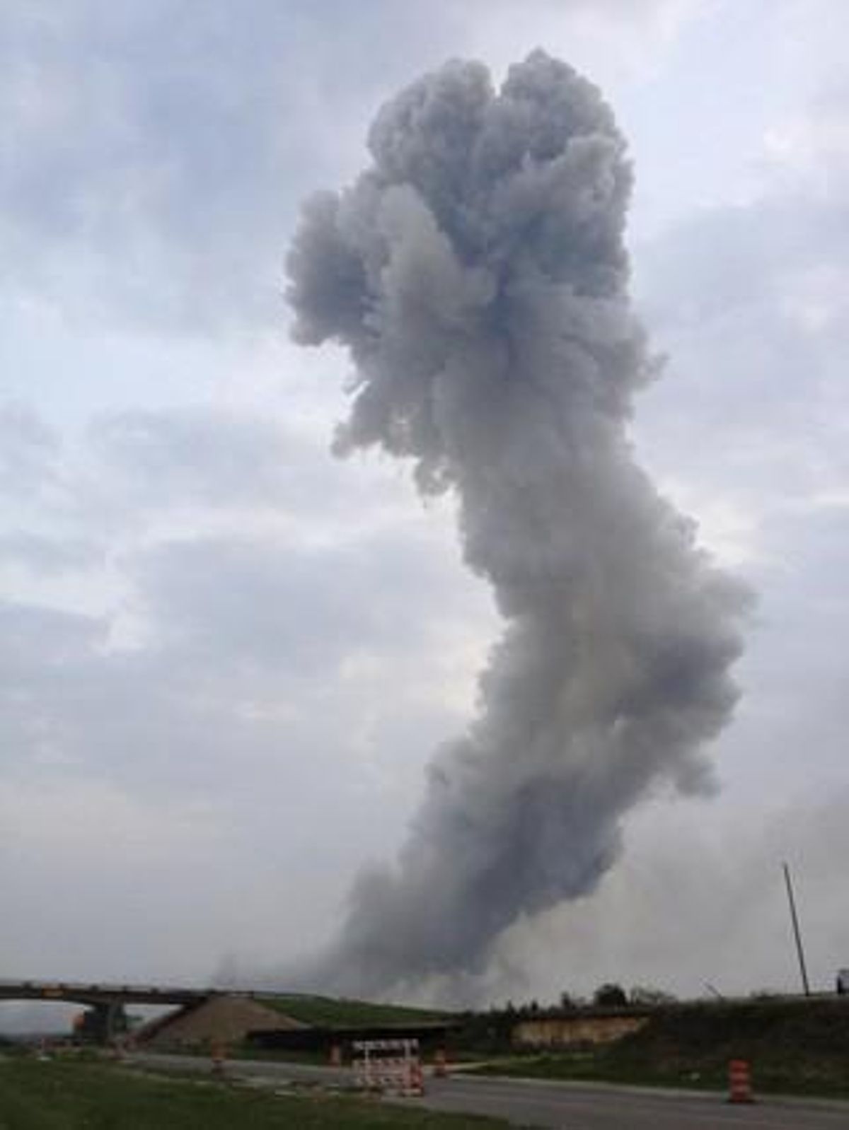Una columna de fum apareix després de l’explosió d’una planta fertilitzant, al nord de Waco.