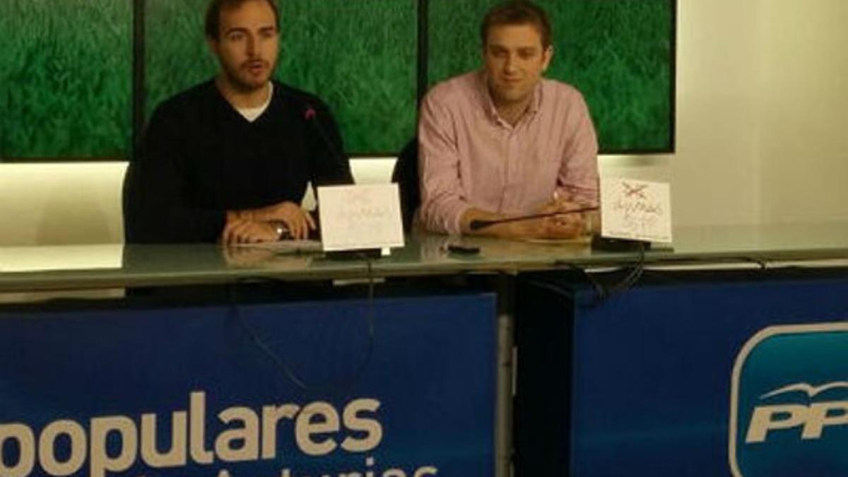 Javier Dorado, a la izquierda, en una rueda de prensa en Asturias.