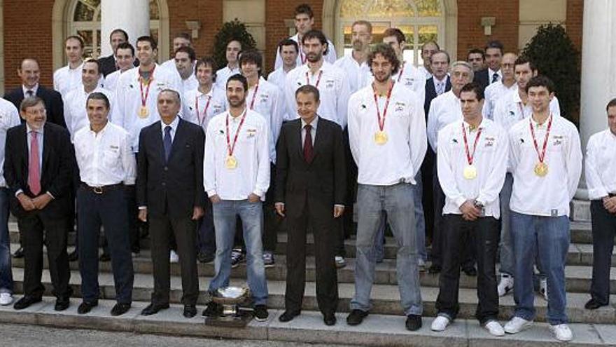 Foto de familia de Zapatero con la selección española en la escalinata del Palacio de la Moncloa.