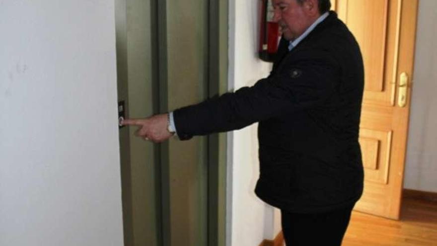 El alcalde Tamiro Varela en las instalaciones de la vivienda.