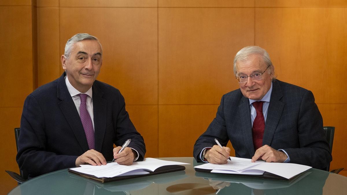 Carlos Ocaña y Manuel Azuaga, en la firma del acuerdo.