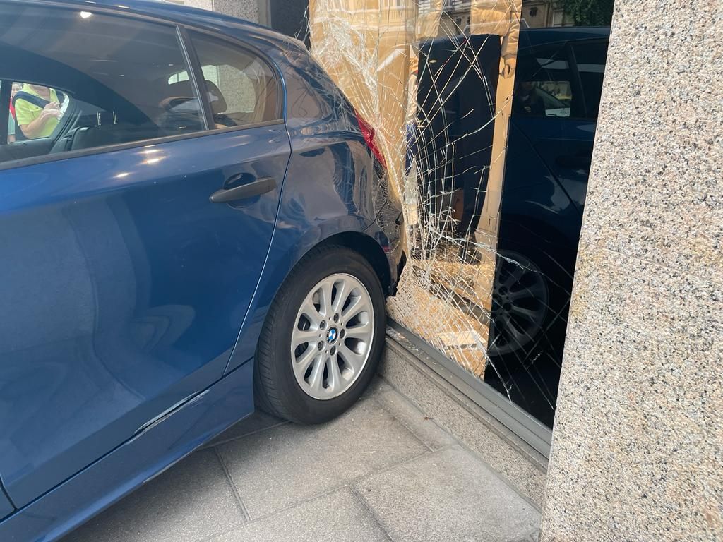 Un coche se estrella contra un escaparate en la zona de Juan Flórez