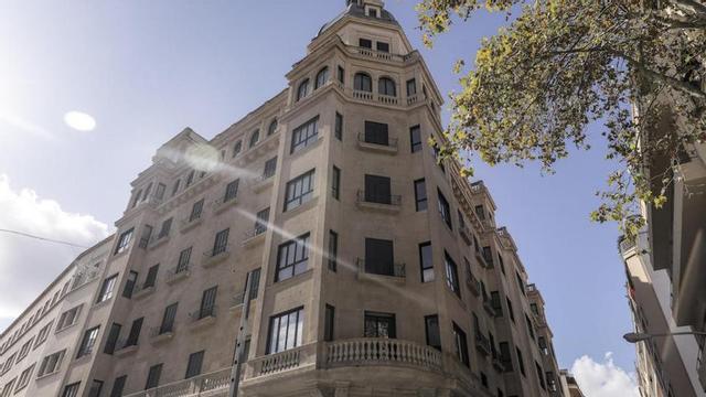 El edificio se encuentra al final de la calle Sant Miquel, en la esquina con Reina Esclaramunda.