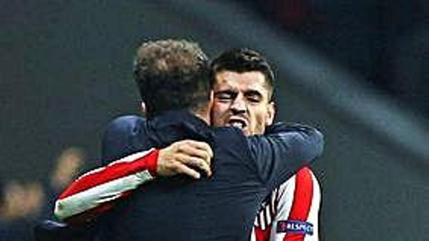 Morata se abraza con Simeone tras anotar el gol del triunfo.
