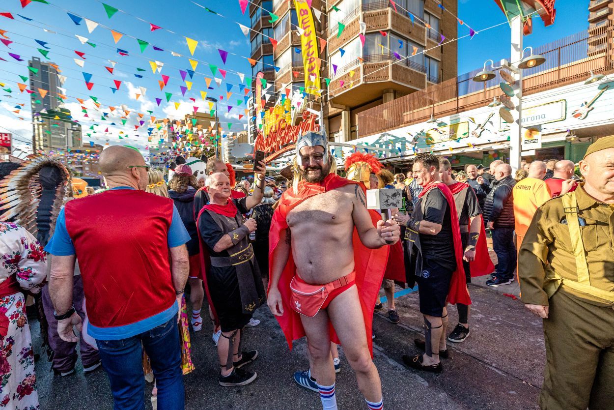 Los británicos desafían a la lluvia y celebran su "Fancy Dress Party" en Benidorm