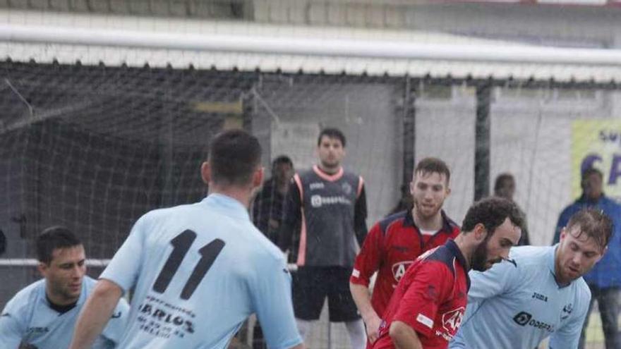 Un lance del partido de ayer en Beluso. // Santos Álvarez