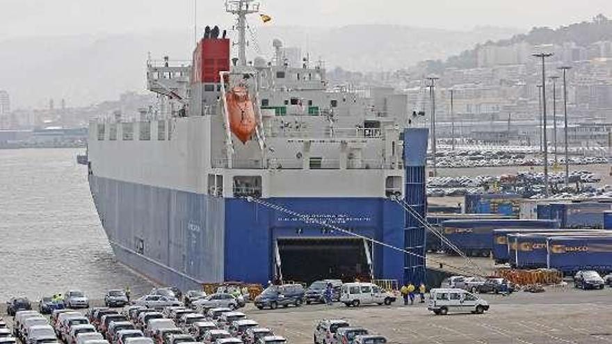 Peores condiciones, La naviera que preside Luis de la Peña Riva decidió no presentarse a  la última ronda del concurso de PSA debido a que la caída del volumen de coches previsto en los próximos años en la línea Vigo-Saint Nazaire  y la subida de tarifas no le resultan rentables, según la empresa. Será la primera vez que el empresario, que trabajó en Suardíaz y Acciona antes de crear su propia naviera, no esté involucrado en esta línea de Citroën., Vieja concesionaria, CMHF, que luchó en estos últimos tres años por liderar el proyecto de la autopista del mar, considera que lo más lógico sería que la concesionaria original, Acciona Trasmediterránea, se haga cargo de este expediente y llegue acuerdo con transportistas y el resto de navieras que operan desde Bouzas con el norte de Europa para relanzar la autopista del mar. Francia no llegó a aprobar el cambio final de titularidad de este servicio a CMHF., Uno de los buques &quot;ro-ro&quot; que operan en Bouzas.  // Marta G. Brea