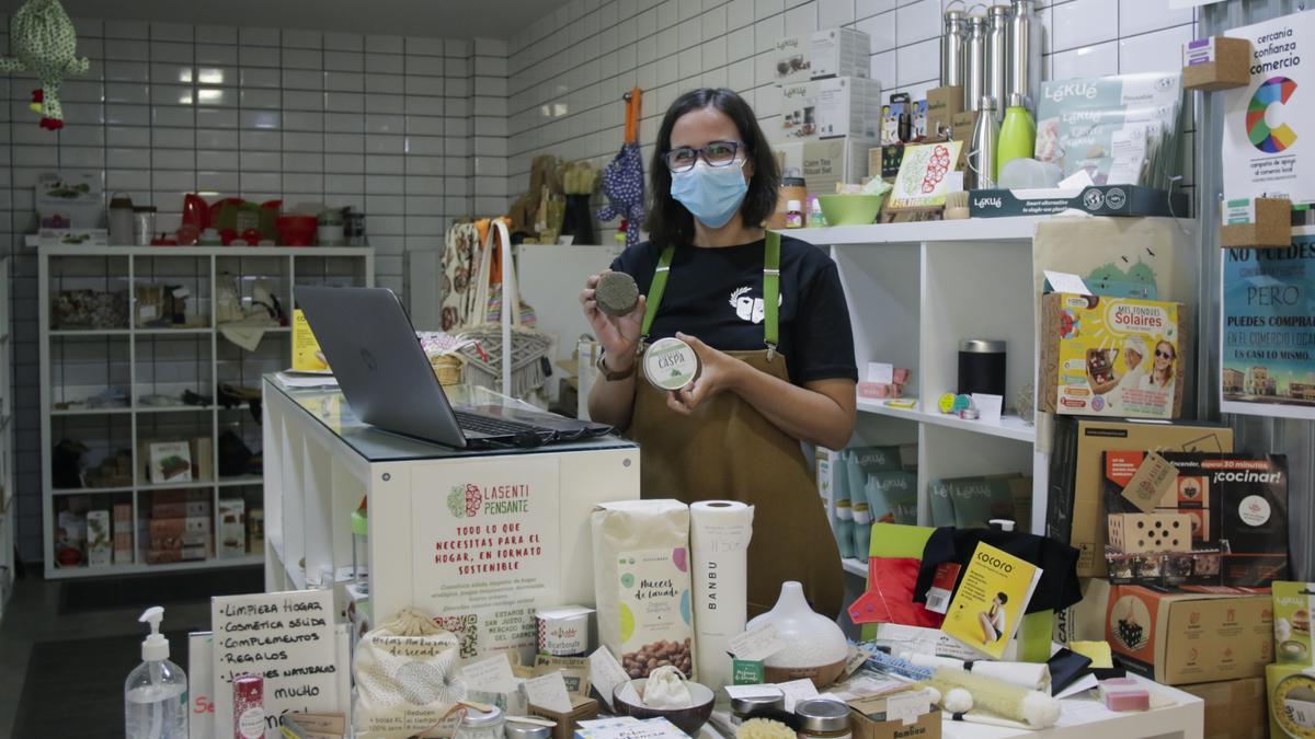 Aída Ortega, responsable del negocio La SentiPensante, posa con sus productos en el mercado.