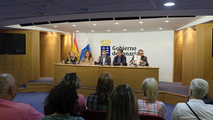 Fernando Clavijo, Cristina Valido y Francis Candil presidieron la reunión de los representantes del Gobierno con los inquilinos de Visocan.