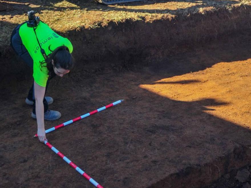Los arqueólogos ya tienen estudiada la estratigrafía y excavan hasta los 60 centímetros de profundidad.