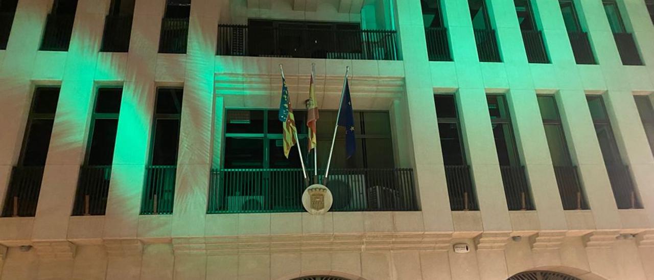 El Ayuntamiento ilumina de verde su fachada para concienciar sobre el derroche de comida.
