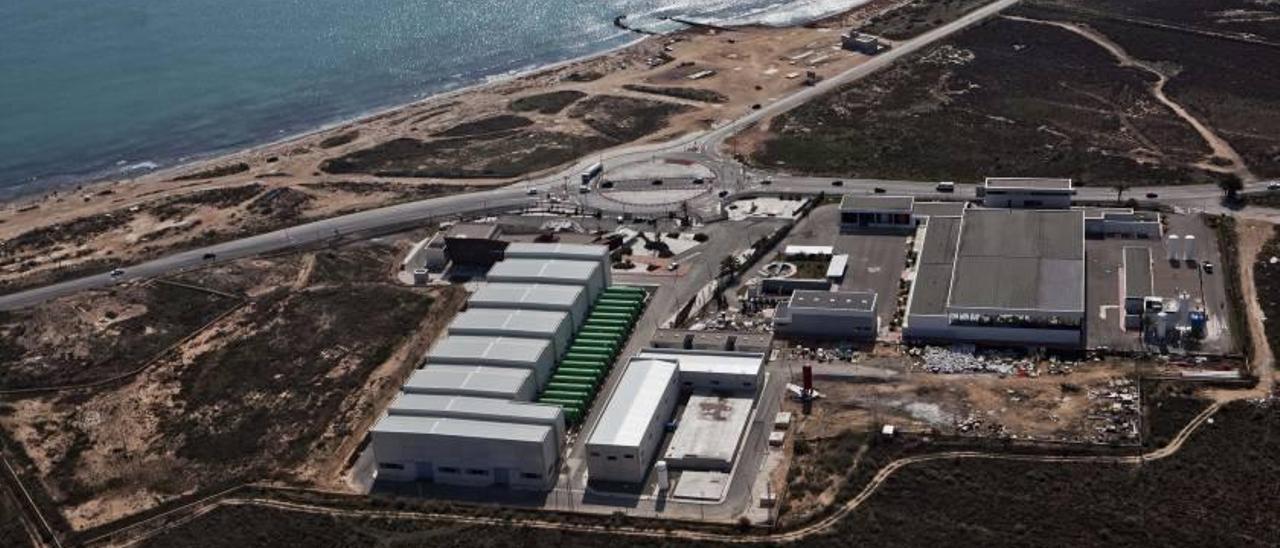 Vista aérea del complejo de desaladoras de Alicante (Agua Amarga) que hasta ahora no han sido utilizadas a pleno rendimiento.