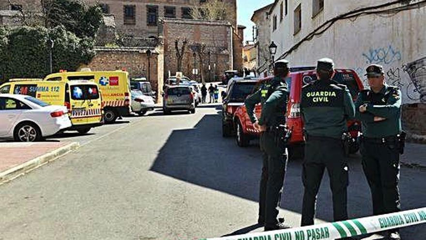 Agentes y sanitarios en las inmediaciones de la casa familiar.