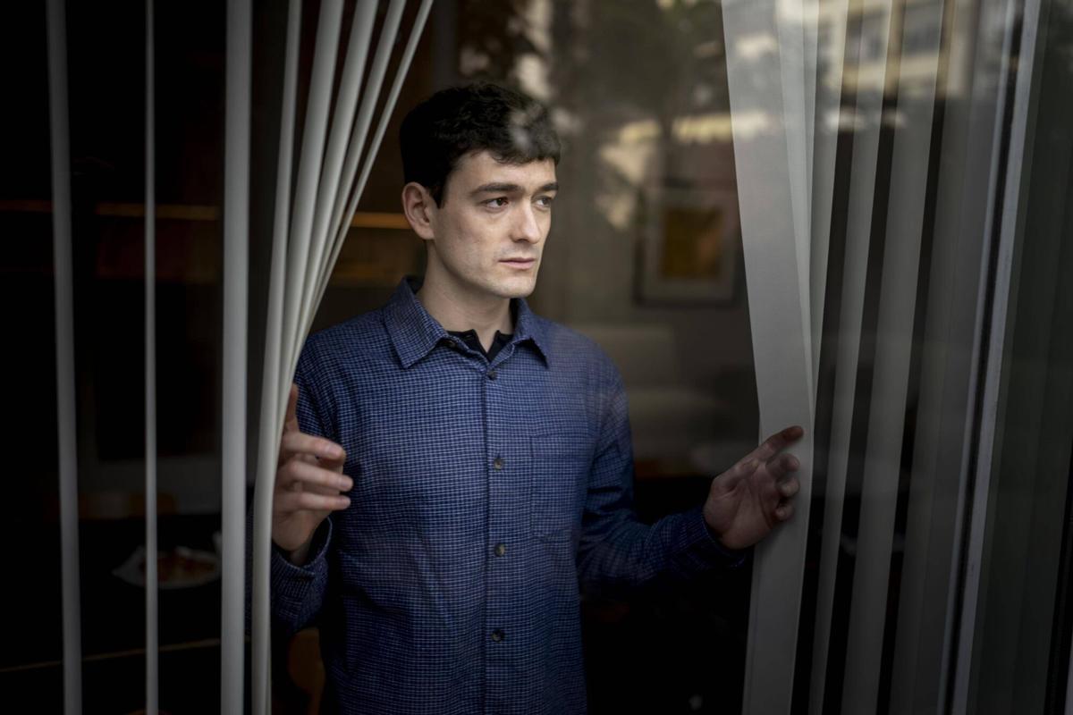 El escritor Pol Guasch presenta el libro 'Reliquia', sobre el suicidio de su padre.